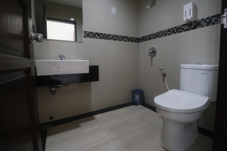 Bathroom 4, RedDoorz Plus near Universitas Negeri Makassar, Makassar