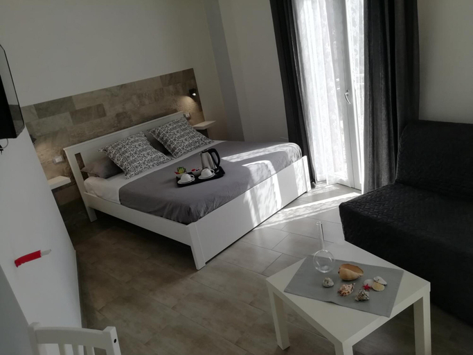 Bedroom 5, Dove sorge il sole, Trapani