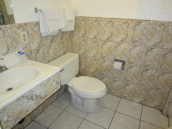 Bathroom 4, Travel Eagle Inn Motel, Los Angeles
