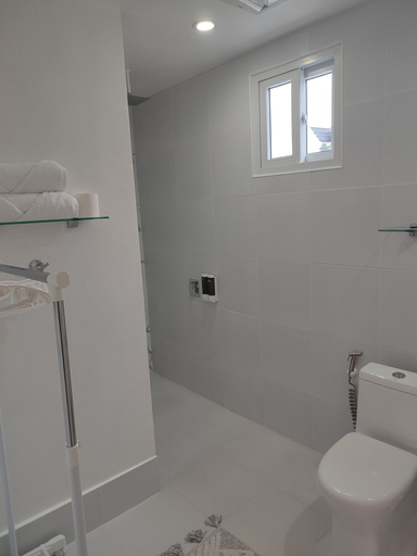 Bathroom 4, Harman Suites Moalboal, Moalboal