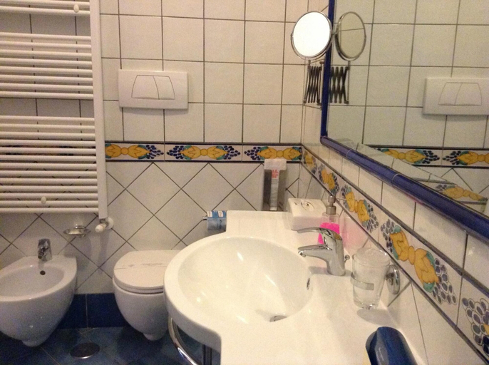 Bathroom 4, Hotel Floridiana, Salerno