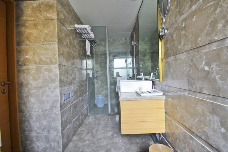 Bathroom 3, Middleton Inn, Kolkata