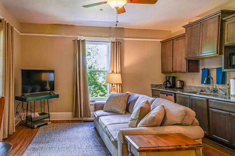 Others 5, Pioneer House - South Suite, Jackson