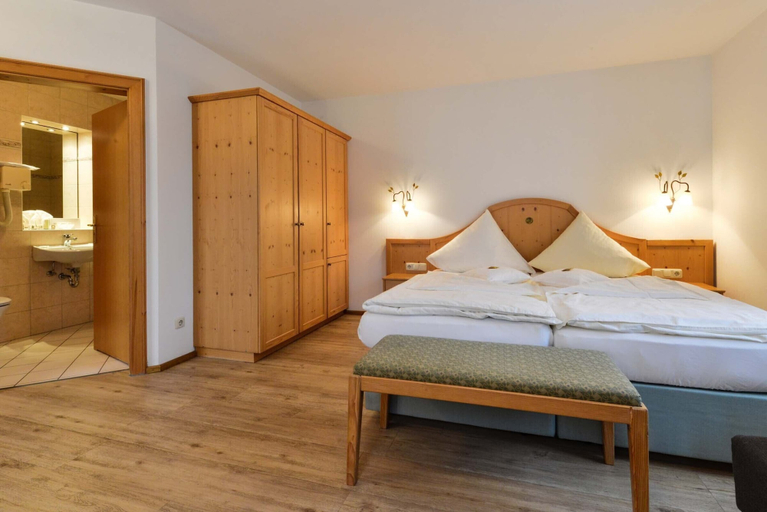 Bedroom 3, Landhotel Huber Am See, Bad Tölz-Wolfratshausen