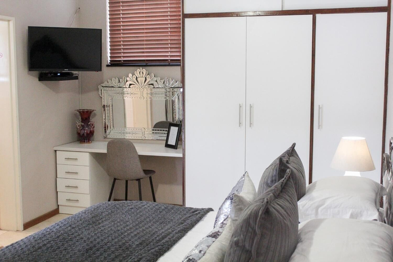 Bedroom 3, A Queenslin Guesthouse, Cape Winelands