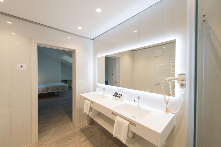 Bathroom 5, Grand Hotel Liberty, Trento