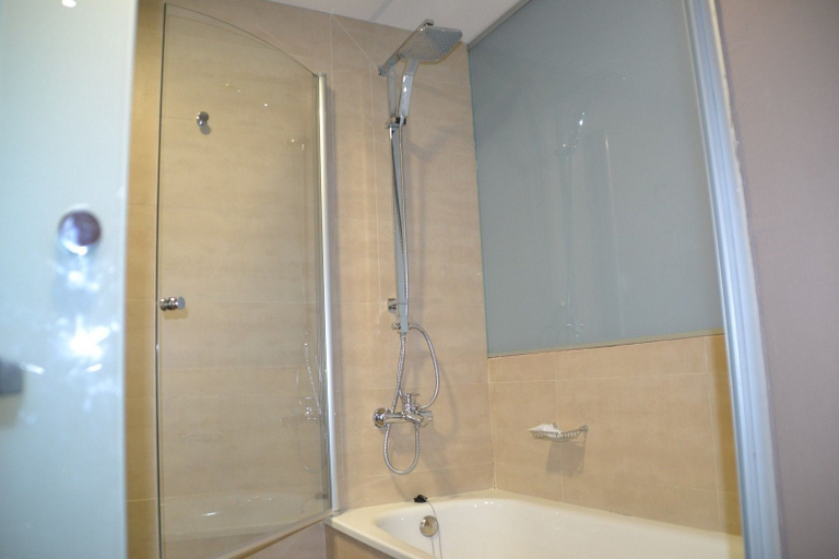 Bathroom 5, Vilar Riu de Baix, Tarragona
