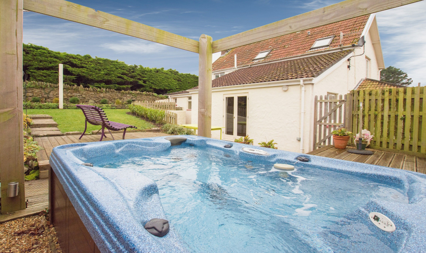 Sport & Beauty 3, Bridge Cottage Croyde 3-4 Bed, Sleeps 8, Hot Tub, Devon