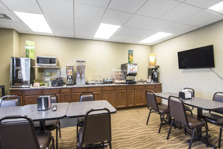 Food & Drinks 5, Quality Inn & Suites Thompson, Division No. 22