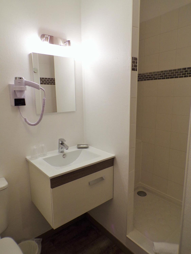 Bathroom 5, Hotel Restaurant Le Bosquet, Maine-et-Loire