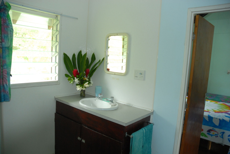 Bathroom 3, Gina's Garden Lodges, Aitutaki