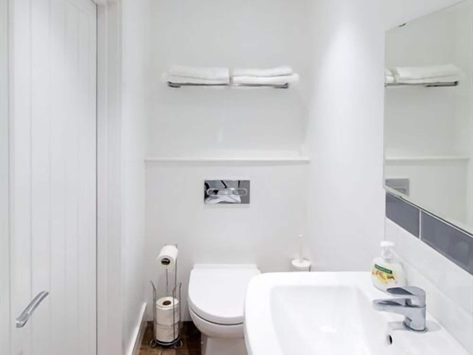 Bathroom 4, Beddoe Apartments, Hampshire