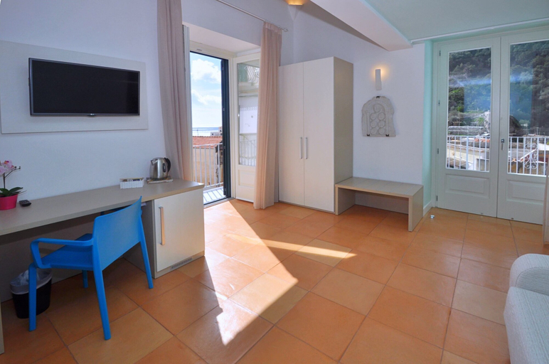 Others 5, Casa Mao, Salerno