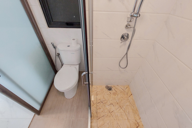 Bathroom 3, Fully Furnished With Modern Design 2Br At Sky House Bsd Apartment, Tangerang Selatan