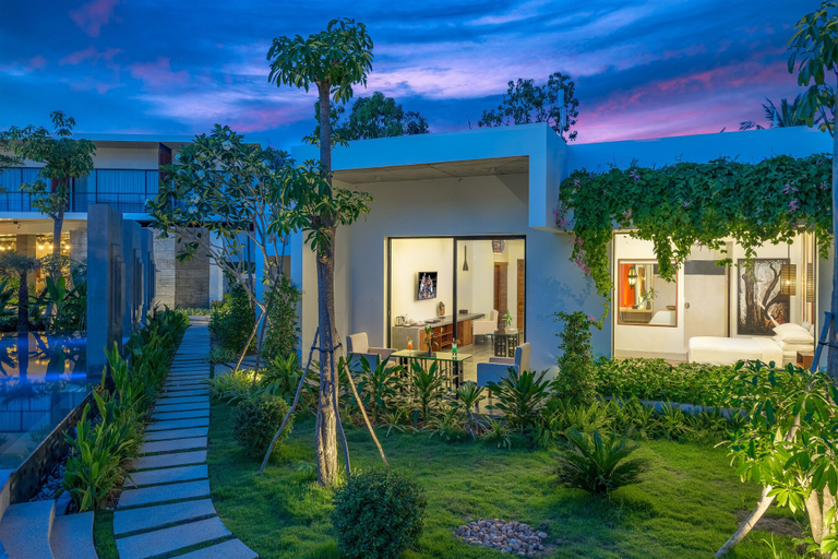 Exterior & Views