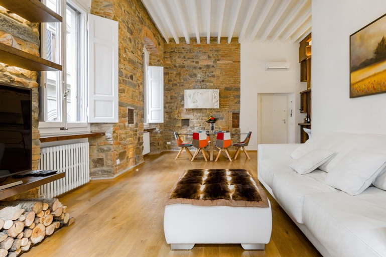 Luxury 2 Bedroom Apartment with Hot Tub - Florence City Center, Florence