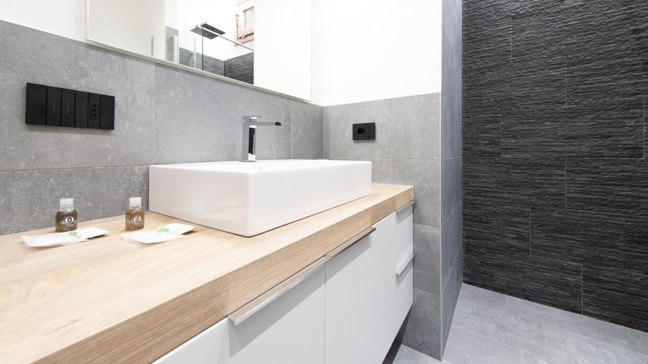 Bathroom 5, Italianway - Roma 38, Sondrio
