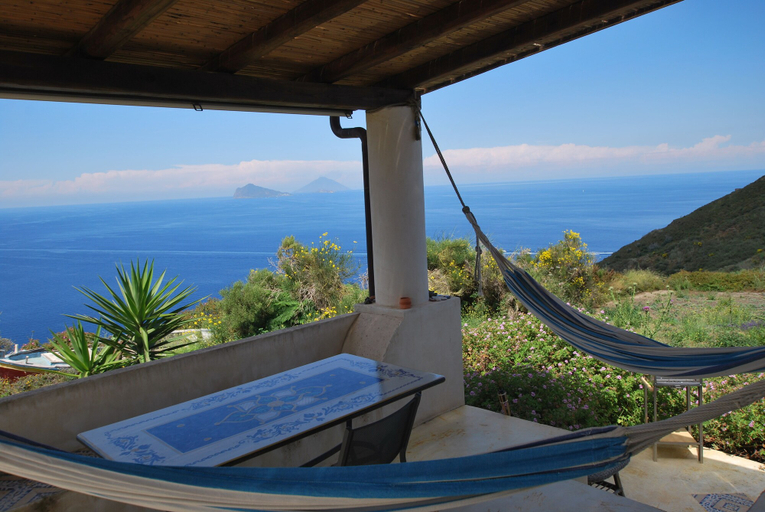 Others 5, Cottage Atollo, Messina