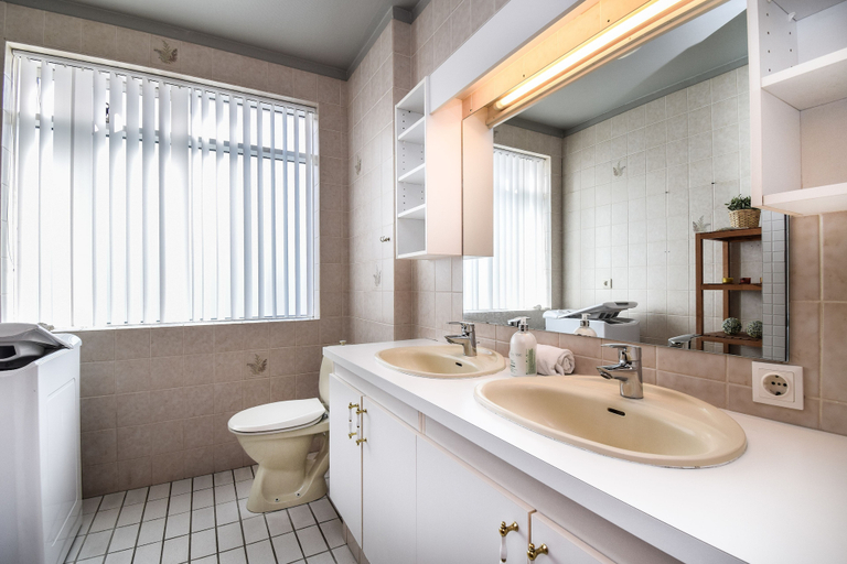 Bathroom, Apartment B52, Reykjavík