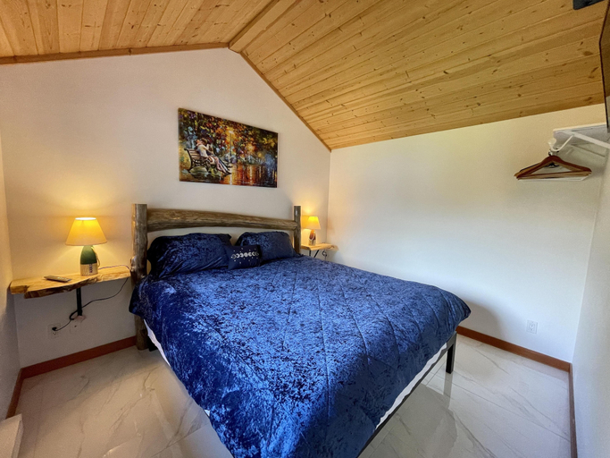 Bedroom 4, Gone With the Wind Cabin, Alberni-Clayoquot