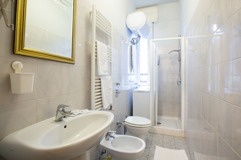 Bathroom 2, Home Hotel - Veniero 12, Milano