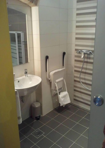 Bathroom 3, B&B Maksimilian, Osijek