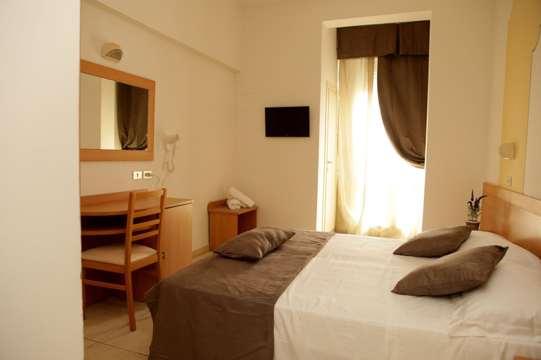 Bedroom 3, New Hotel Jolie, Rimini