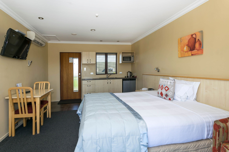 Bedroom 2, Blenheim Spa Motor Lodge, Marlborough