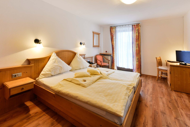 Bedroom 4, Landhotel Huber Am See, Bad Tölz-Wolfratshausen