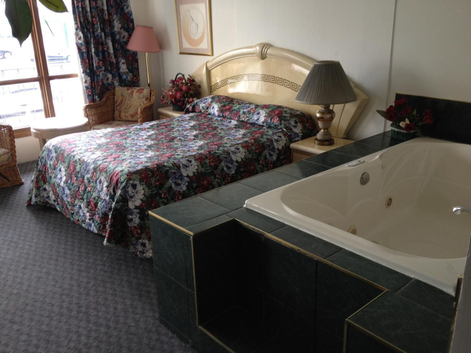 Bedroom 4, Rainbow Motor Inn - By the Falls, Niagara