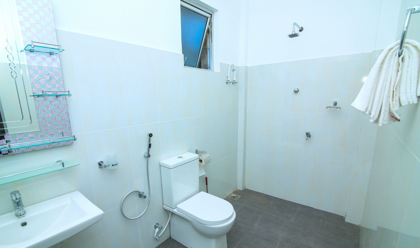 Bathroom 4, Hotel Sun Blue, Trincomalee Town and Gravets