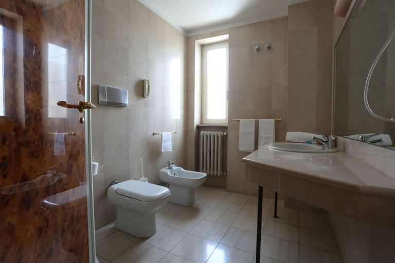 Bathroom 5, Hotel Europa, Foggia