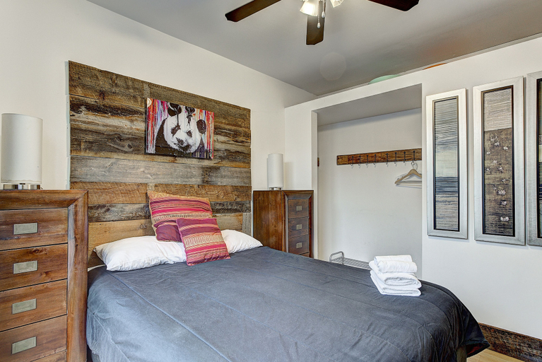 Bedroom 2, Destination Stays Griffintown Montreal, Montréal