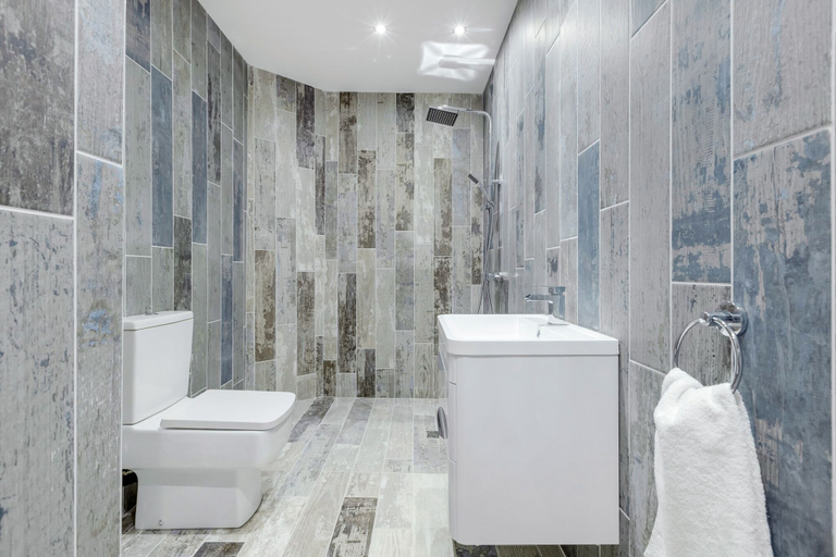 Bathroom 2, Wellington Suites by Sasco Apartments, Blackpool