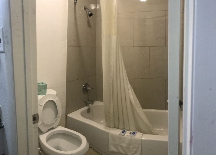 Bathroom 5, Texas Inn, Fort Bend