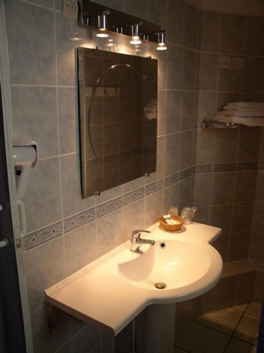 Bathroom 4, Hotel De Nevers, Hautes-Pyrénées
