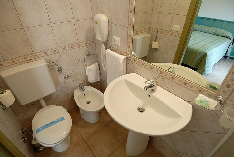 Bathroom 4, Hotel Club Mezzaluna, Carbonia-Iglesias