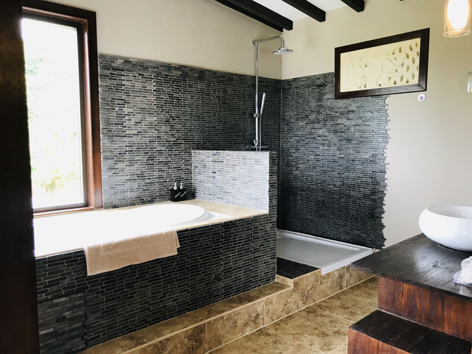 Bathroom 5, Te Fiti Island Break Mahina