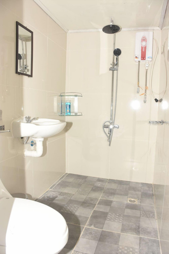 Bathroom, M Rishon, San Luis