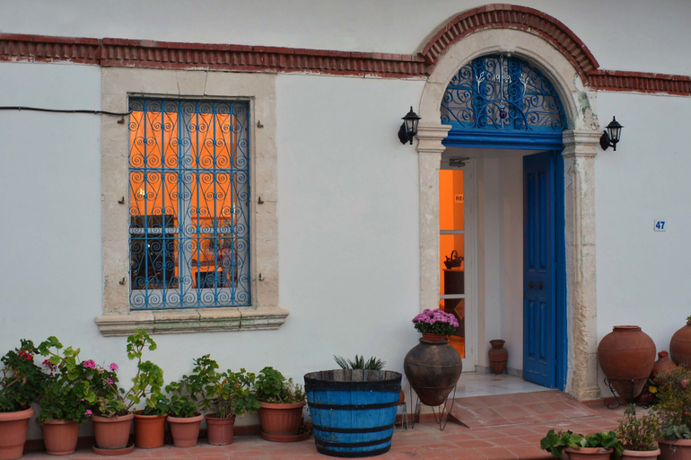 Exterior & Views