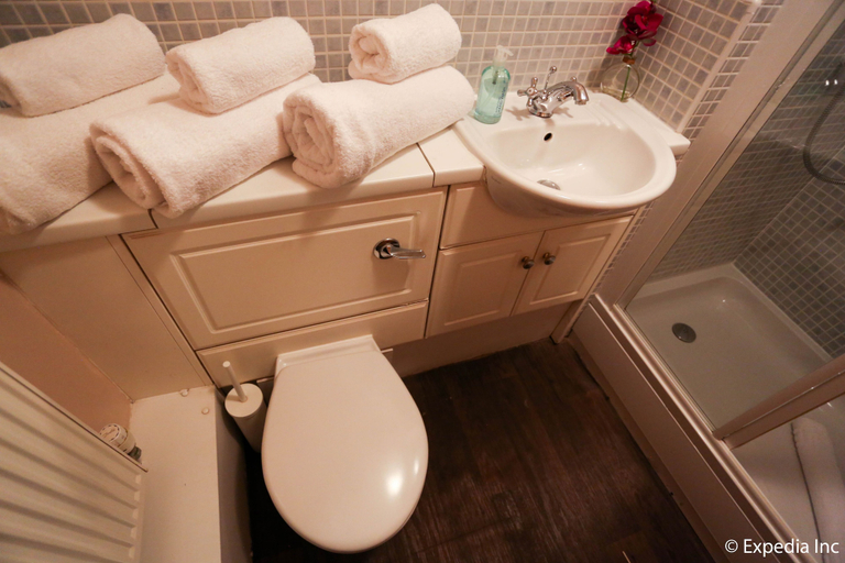 Bathroom 3, Edinburgh Playhouse Apartments, Edinburgh