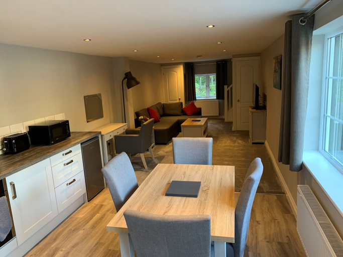 Others 4, Fornham Guest House, Surrey