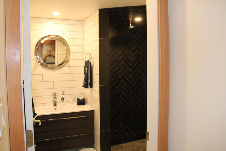 Bathroom 4, A Room With a View, Alberni-Clayoquot