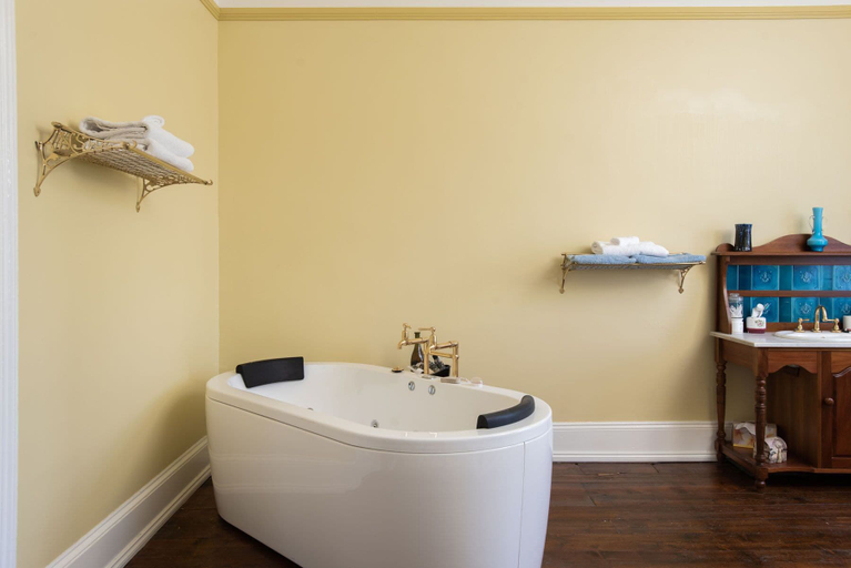 Bathroom 3, Fitzpatrick's Inn, Meander Valley