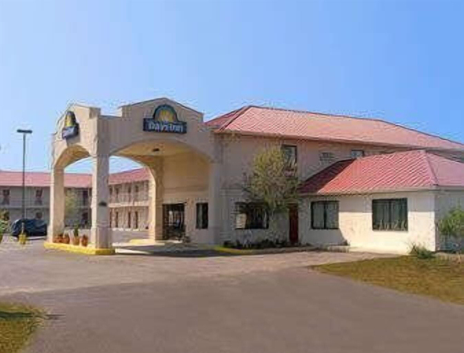Exterior & Views 2, Days Inn by Wyndham Centre, Cherokee