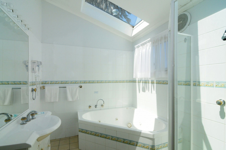 Bathroom 4, Surf Beach Holiday Park, Kiama
