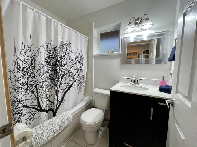 Bathroom, West Coast Cabin, Alberni-Clayoquot