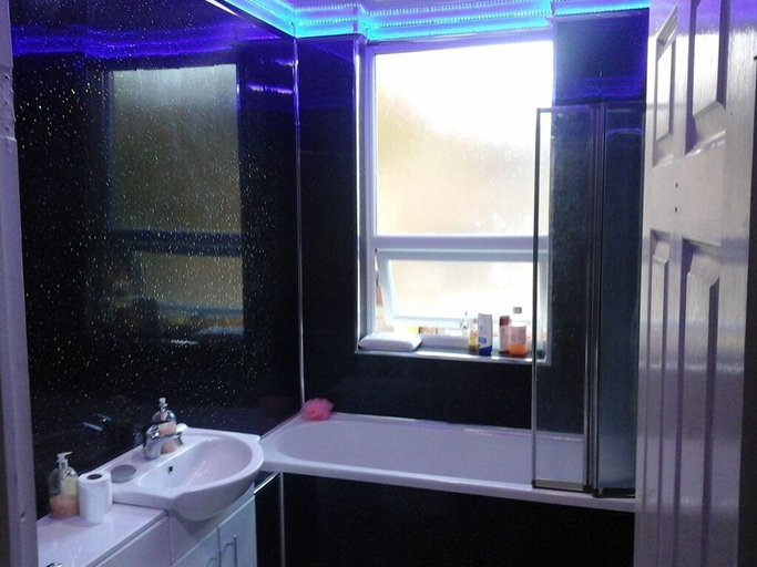 Bathroom 4, Heavenly Nights Guest House, Sheffield