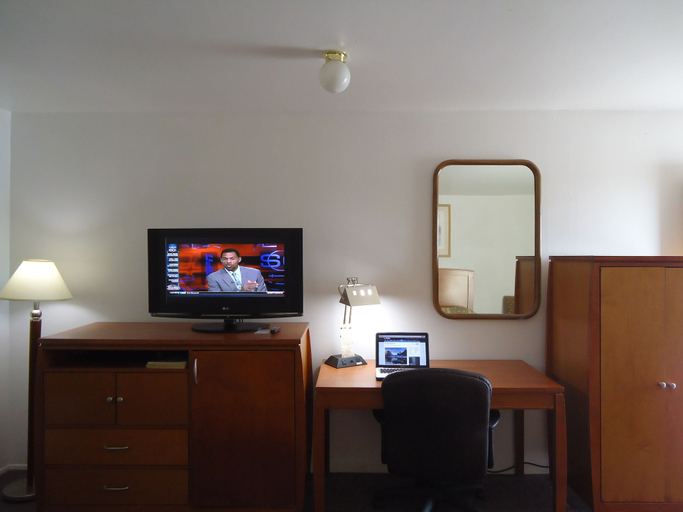 Bedroom 3, Maple Inn & Suites, Merced