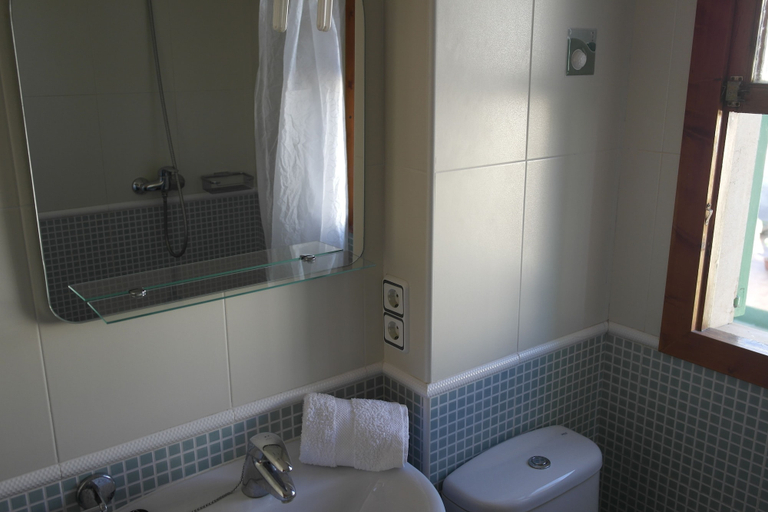 Bathroom 3, Cala Figuera Apartments, Baleares